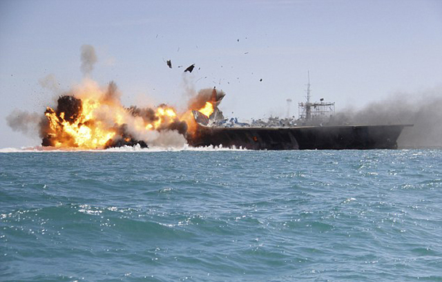伊朗举行军事演习 十数艘快艇围攻美国航母