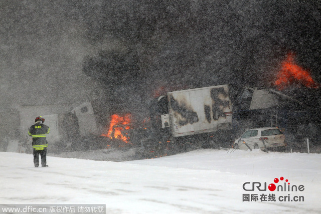 美国密歇根州大雪致多车连撞引发爆炸