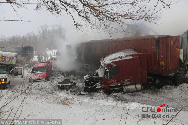 美国密歇根州大雪致多车连撞引发爆炸