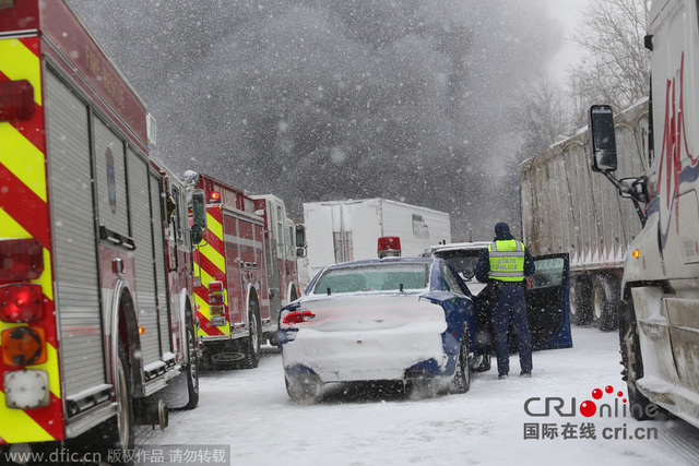 美国密歇根州大雪致多车连撞引发爆炸