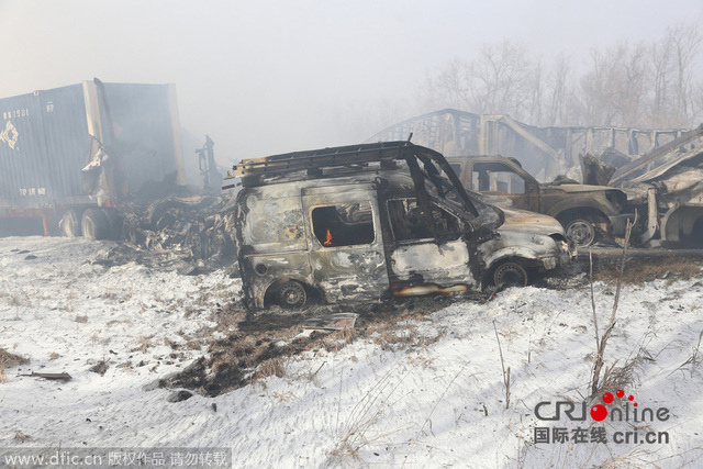 美国密歇根州大雪致多车连撞引发爆炸