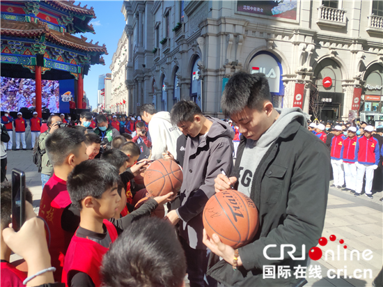 遼籃隊員與籃球少年在中街現場對決PK球技