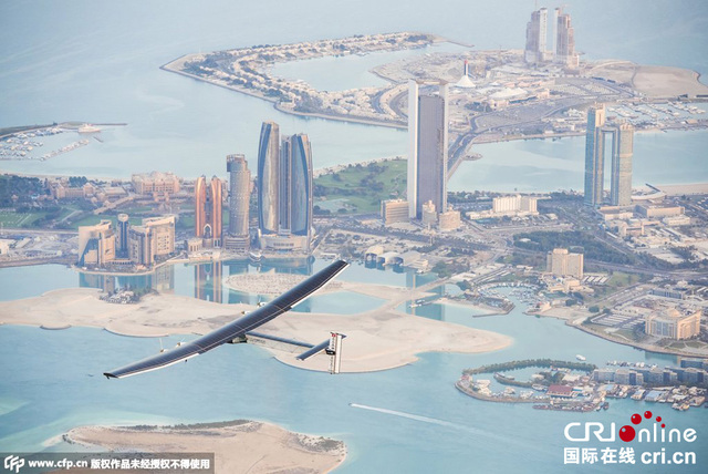 世界最大太阳能飞机在阿联酋首都上空飞行