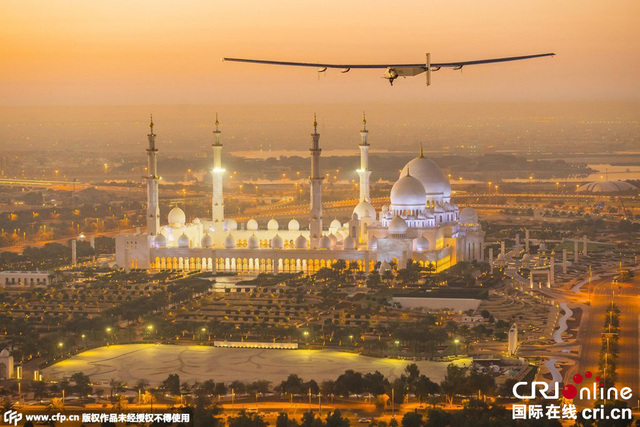 世界最大太阳能飞机在阿联酋首都上空飞行