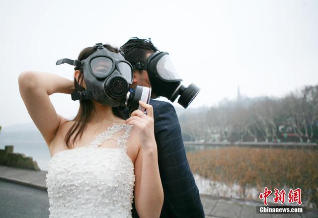 杭州新人带防毒面罩拍婚纱照提倡环保 杭州新人带防毒面罩拍婚纱照提倡环保