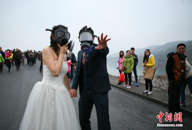 杭州新人带防毒面罩拍婚纱照提倡环保 杭州新人带防毒面罩拍婚纱照提倡环保