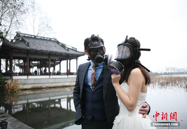 杭州新人带防毒面罩拍婚纱照提倡环保 杭州新人带防毒面罩拍婚纱照提倡环保