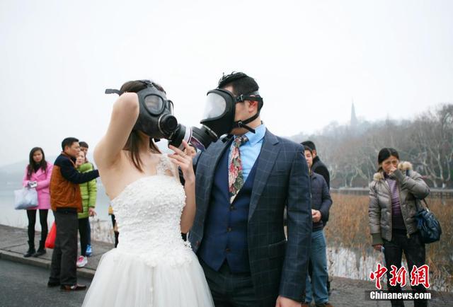 杭州新人带防毒面罩拍婚纱照提倡环保 杭州新人带防毒面罩拍婚纱照提倡环保