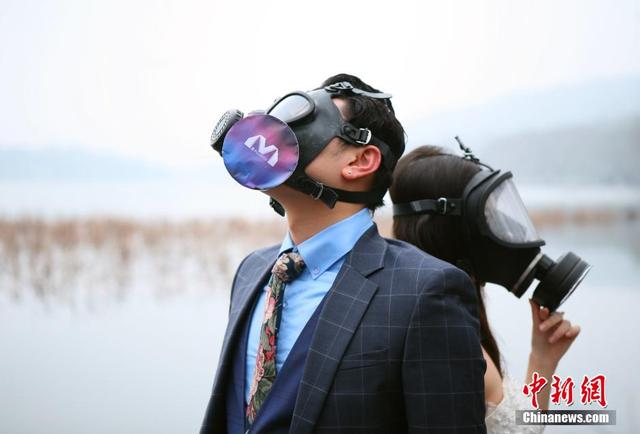 杭州新人带防毒面罩拍婚纱照提倡环保 杭州新人带防毒面罩拍婚纱照提倡环保