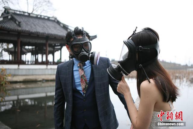 杭州新人带防毒面罩拍婚纱照提倡环保 杭州新人带防毒面罩拍婚纱照提倡环保
