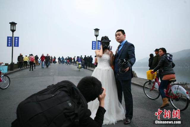 杭州新人带防毒面罩拍婚纱照提倡环保 杭州新人带防毒面罩拍婚纱照提倡环保