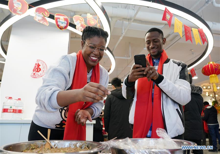 Int'l students attend Spring Festival cultural event in Beijing