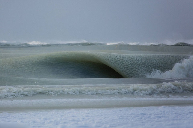 美国寒冷天气再创新纪录 海浪被冻住