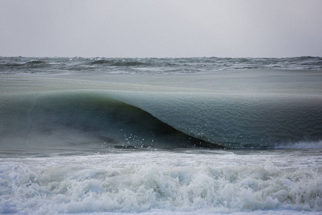 美国寒冷天气再创新纪录 海浪被冻住