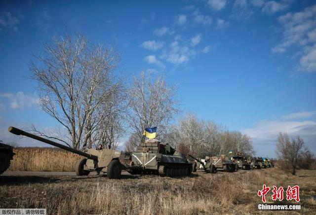 乌克兰政府军从杰巴利采沃撤离重型武器