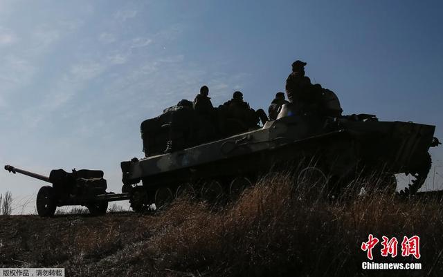 乌克兰政府军从杰巴利采沃撤离重型武器