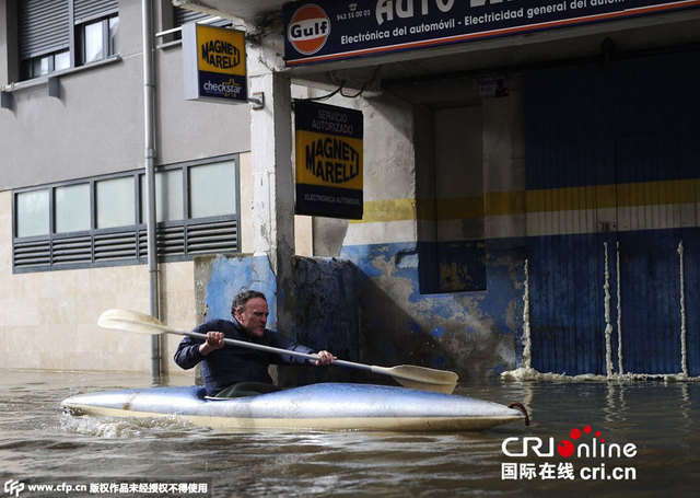西班牙遇暴雨天气引发洪水 街道成"河道"