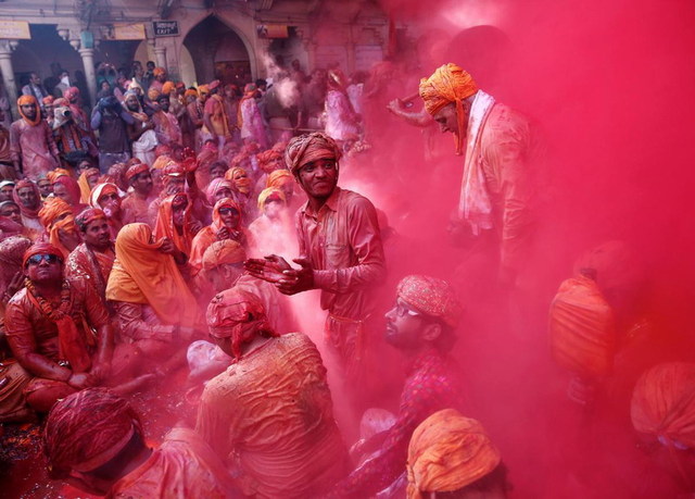 印度胡裏節熱鬧開場 上演彩色粉末大戰