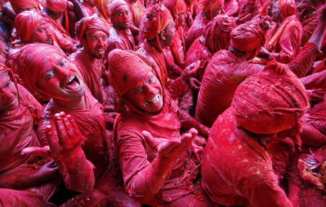 印度胡里节热闹开场 上演彩色粉末大战