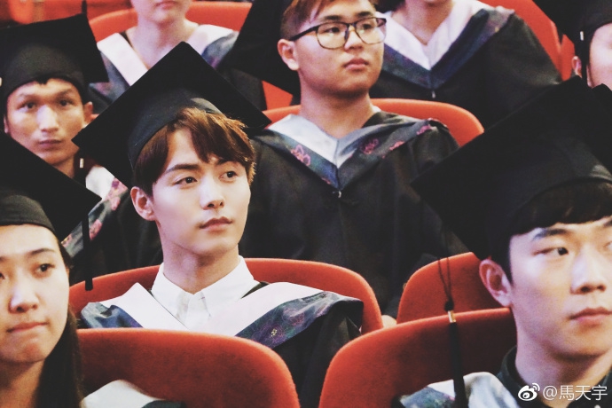 马天宇新剧路透照曝光 学士服加学士帽校园感十足