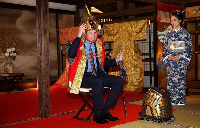 威廉王子參觀日本電視劇片場 試穿古裝盔甲