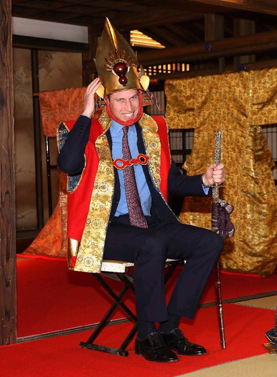 威廉王子參觀日本電視劇片場 試穿古裝盔甲