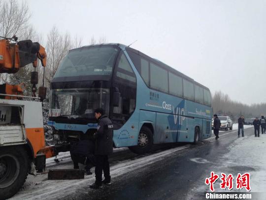 黑龙江呼兰境内一客车发生侧翻 致4死20余伤