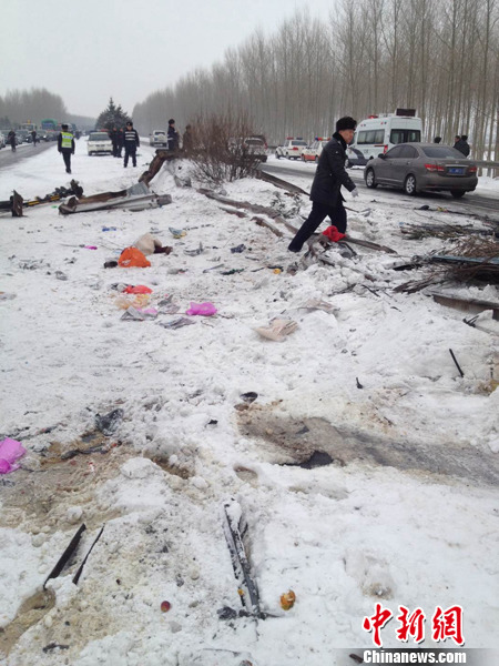 黑龙江呼兰境内一客车发生侧翻 致4死20余伤
