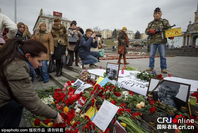 乌克兰民众献花悼念遭枪杀俄前副总理