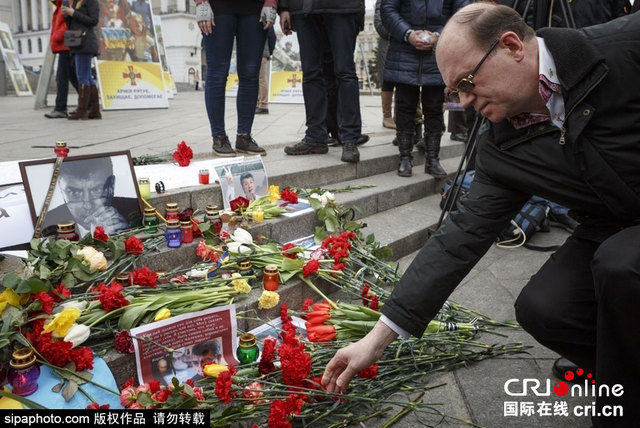 乌克兰民众献花悼念遭枪杀俄前副总理