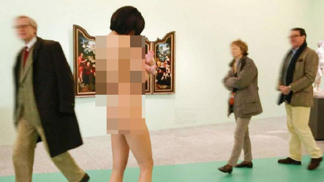 瑞士赤裸女艺术家抱裸身婴儿现身博物馆引争议