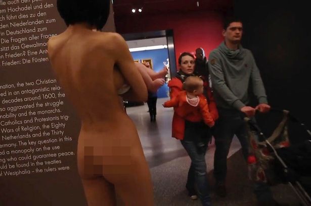 瑞士赤裸女艺术家抱裸身婴儿现身博物馆引争议