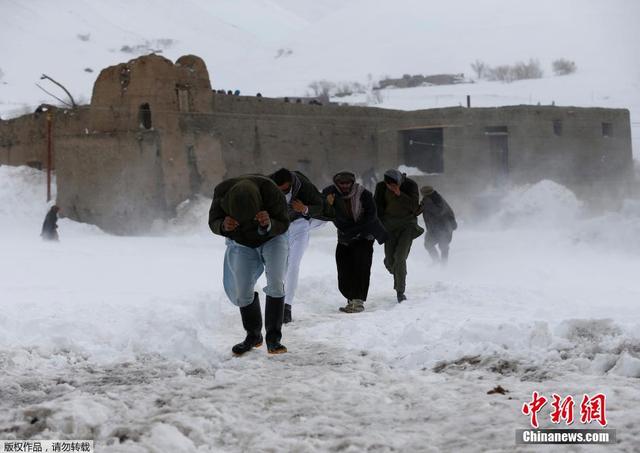阿富汗军方使用直升机为雪崩难民运送食物