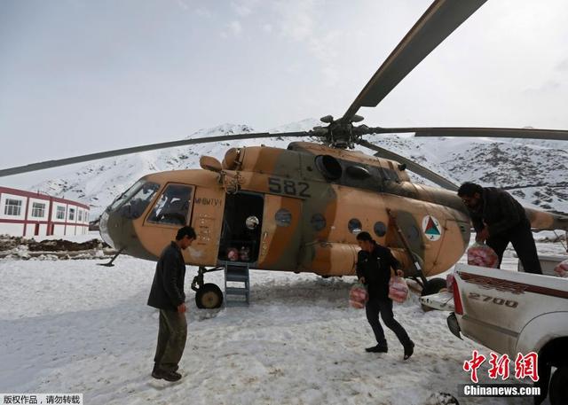 阿富汗军方使用直升机为雪崩难民运送食物