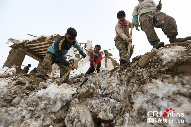 阿富汗雪崩致近200人遇難 民眾廢墟中搶救財物
