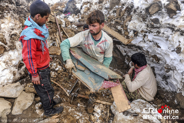 阿富汗雪崩致近200人遇難 民眾廢墟中搶救財物