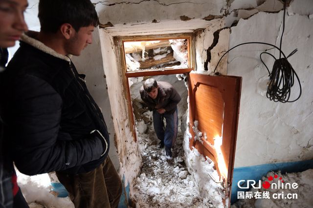 阿富汗雪崩致近200人遇难 民众废墟中抢救财物