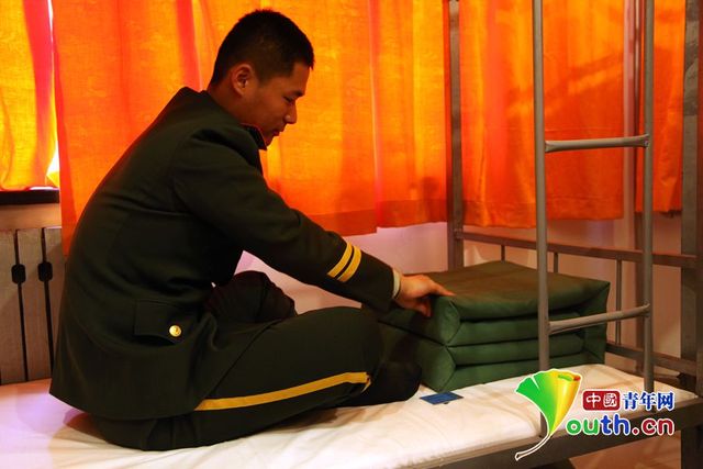 武警官兵自带被褥进驻全国两会住地
