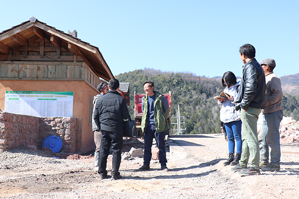 三河村驻村"第一布告"张凌(左三)接管采访 拍照 王一梦