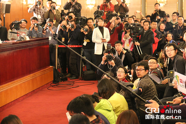 两会首场新闻发布会举行“自拍神器”引关注