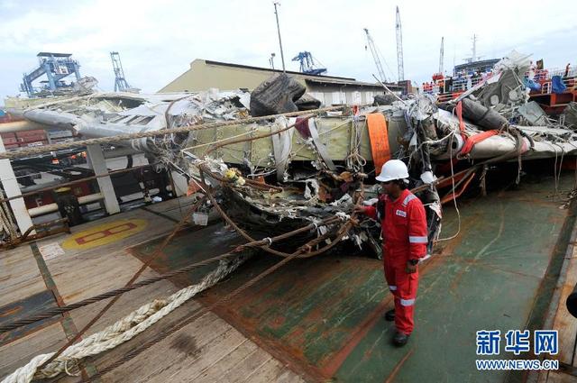 印尼打撈亞航失事客機最後一塊殘骸 印尼打撈亞航失事客機最後一塊殘骸