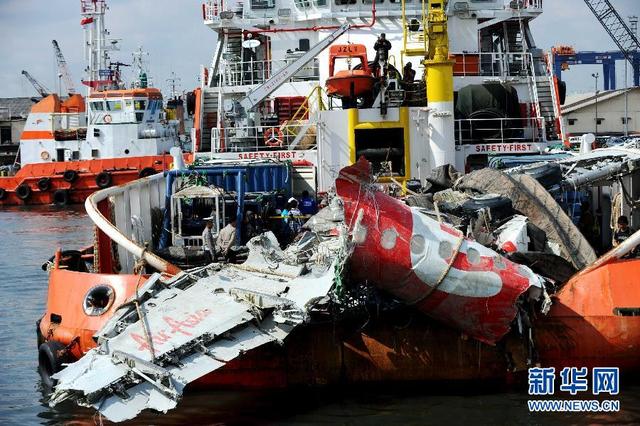 印尼打撈亞航失事客機最後一塊殘骸 印尼打撈亞航失事客機最後一塊殘骸