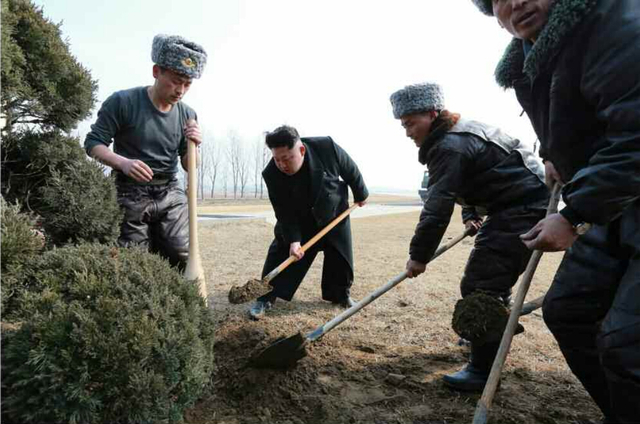 金正恩慰問朝鮮空軍部隊 與飛行員一起植樹