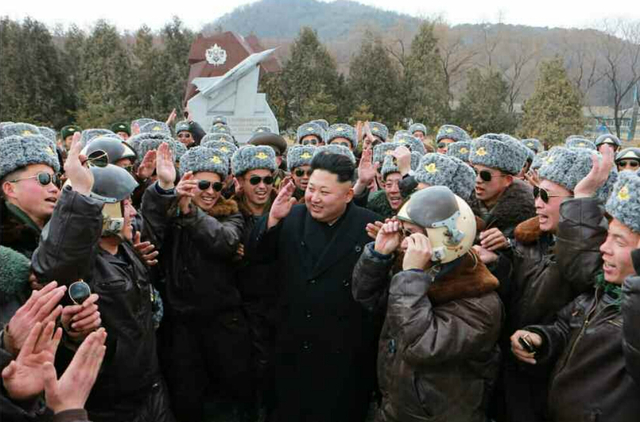 金正恩慰問朝鮮空軍部隊 與飛行員一起植樹