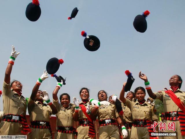 印度女警參加結業儀式 鑽火圈展巾幗風采
