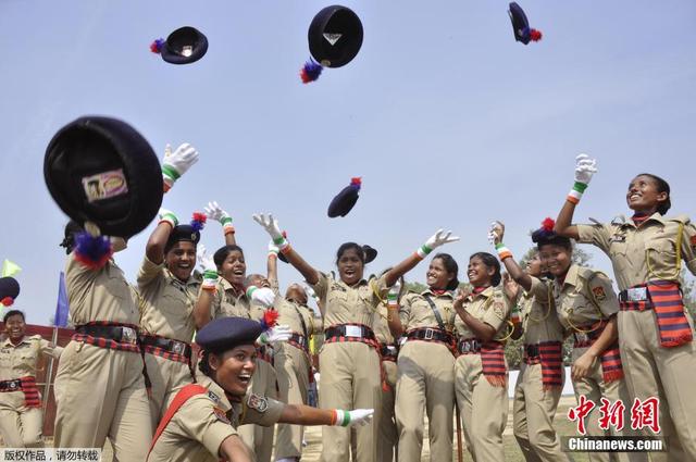 印度女警參加結業儀式 鑽火圈展巾幗風采