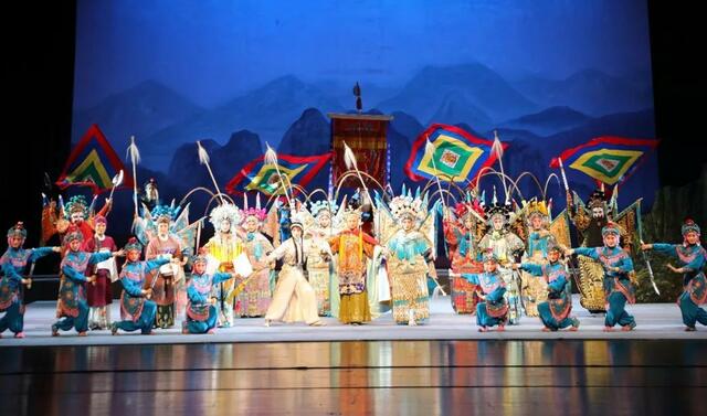 文化走亲 高铁虹桥站绽放中国戏曲的“花样年华”