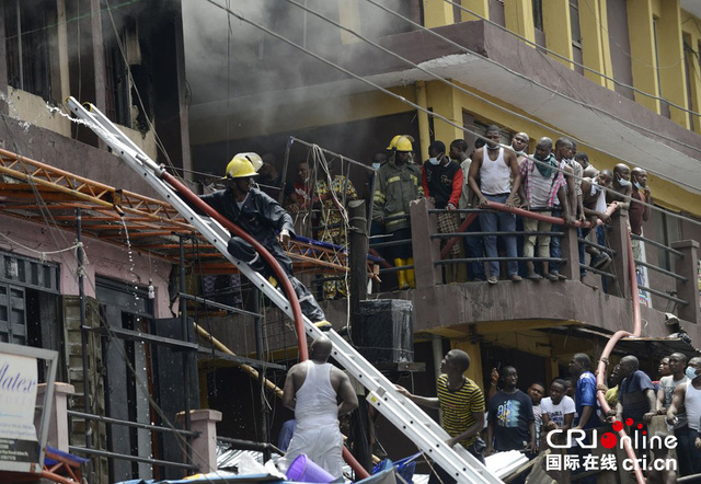 尼日利亞一紡織品市場發生火災 濃煙滾滾損失嚴重