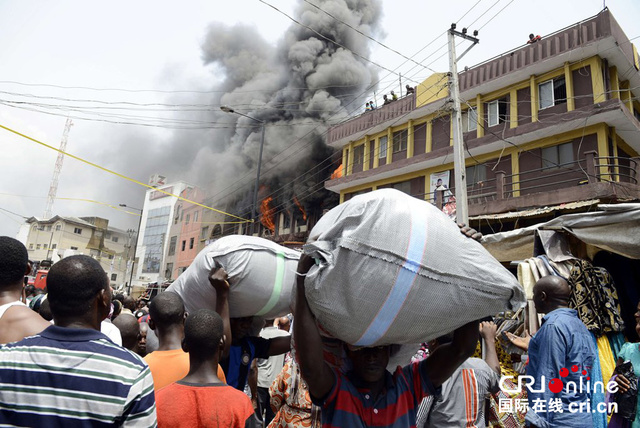 尼日利亞一紡織品市場發生火災 濃煙滾滾損失嚴重