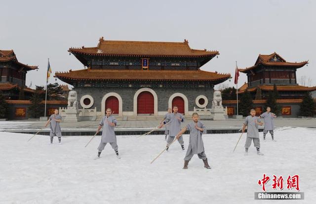 长春武僧严寒冬日苦练功夫